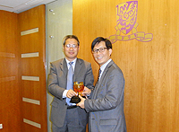 浙江大學副校長張土喬教授（左）與中大副校長程伯中教授（右）合照